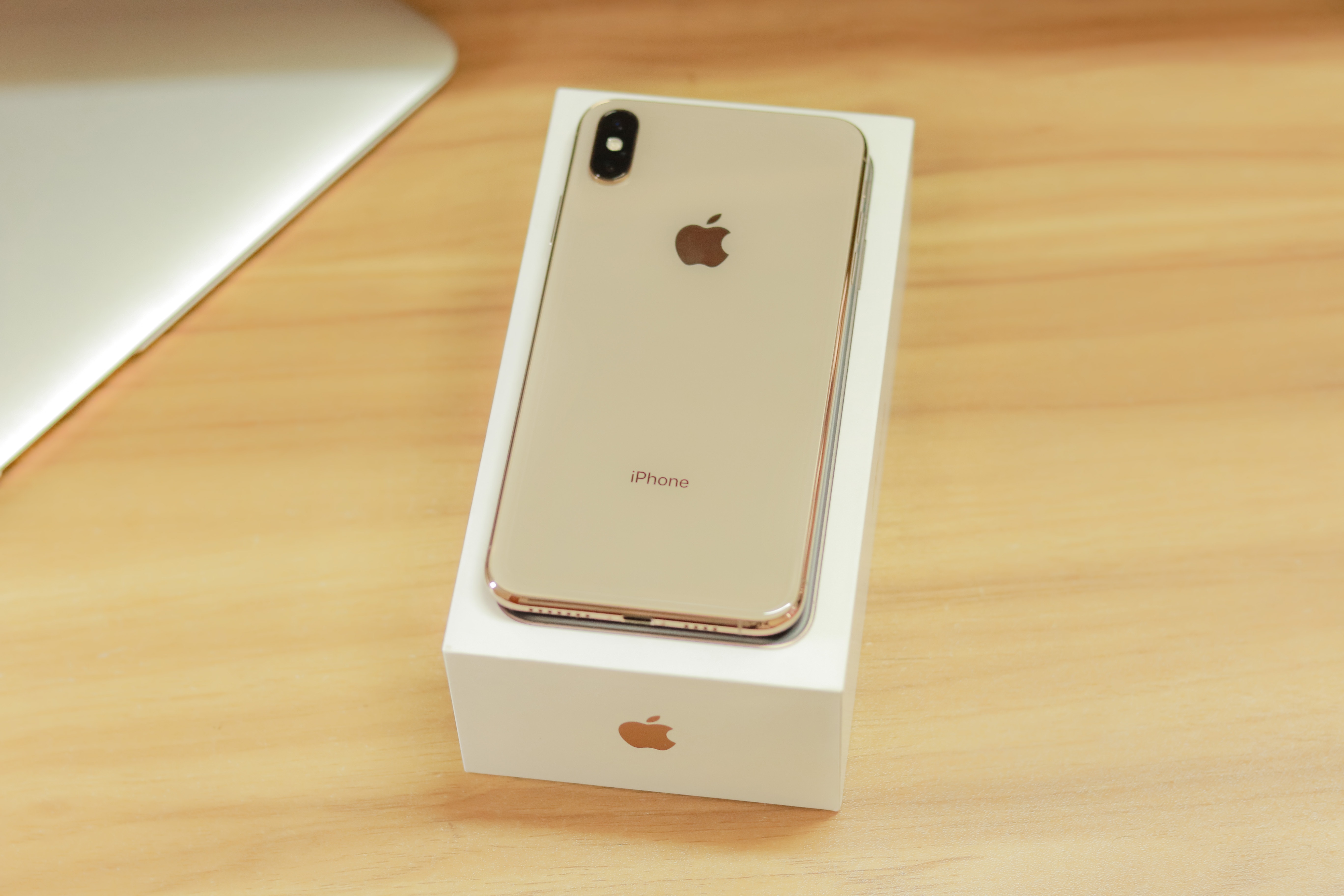 gold-golden-iphone-1940030.jpg